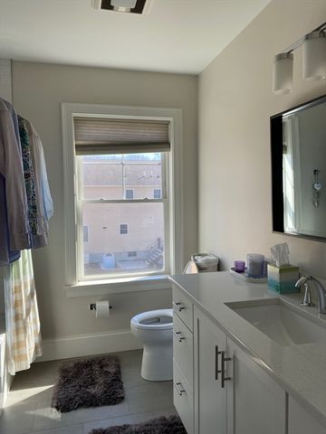 896 Chestnut St 896, Newton, MA 02468