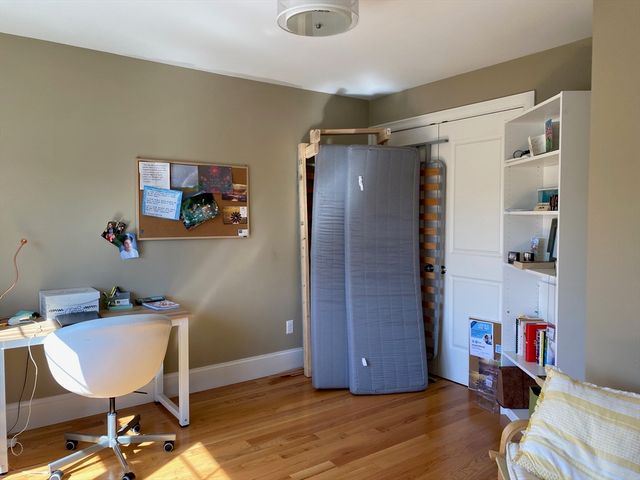 896 Chestnut St 896, Newton, MA 02468