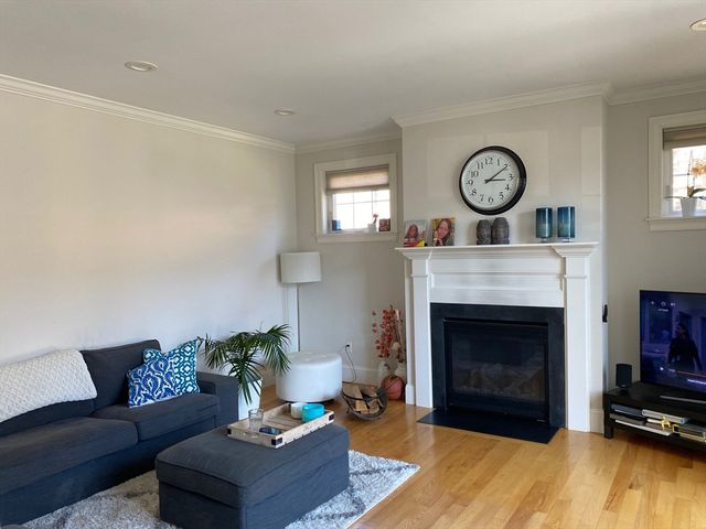 896 Chestnut St 896, Newton, MA 02468