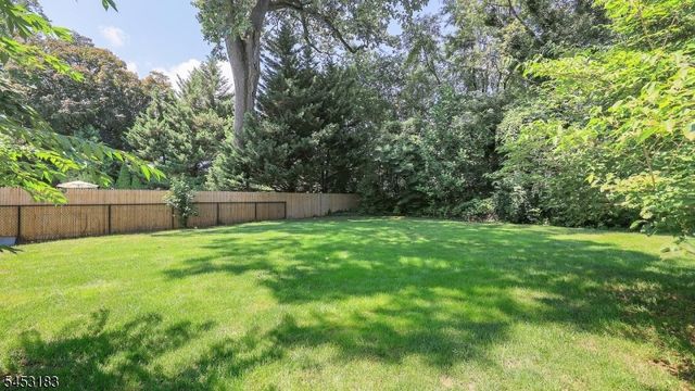 100 Mali Dr, North Plainfield Boro, NJ 07062
