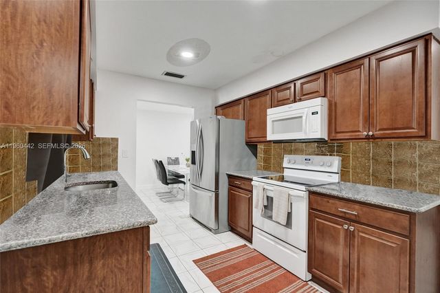 9607 NW 81st St, Tamarac, FL 33321