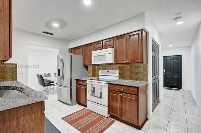 9607 NW 81st St, Tamarac, FL 33321