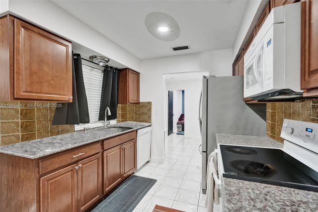 9607 NW 81st St, Tamarac, FL 33321