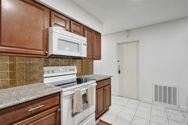 9607 NW 81st St, Tamarac, FL 33321