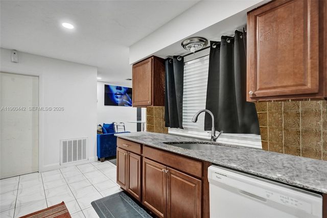 9607 NW 81st St, Tamarac, FL 33321