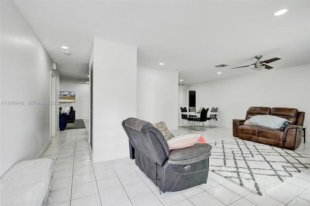 9607 NW 81st St, Tamarac, FL 33321