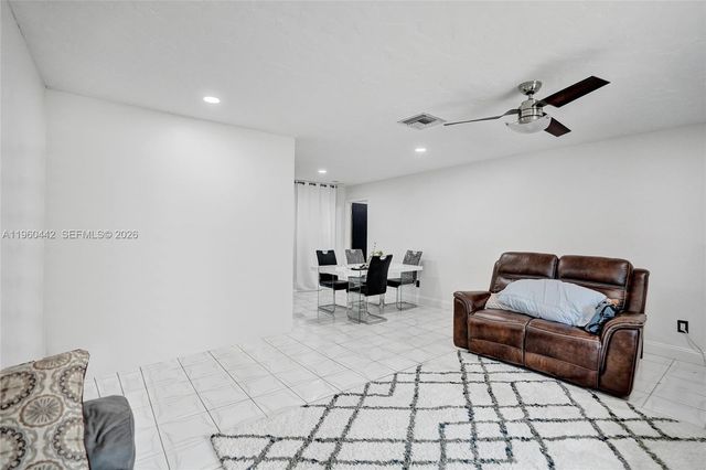 9607 NW 81st St, Tamarac, FL 33321