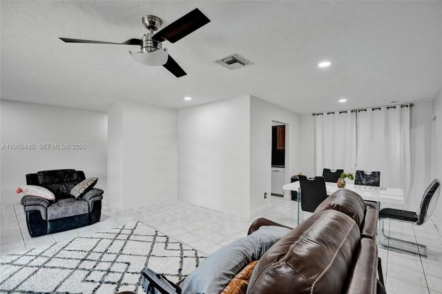 9607 NW 81st St, Tamarac, FL 33321