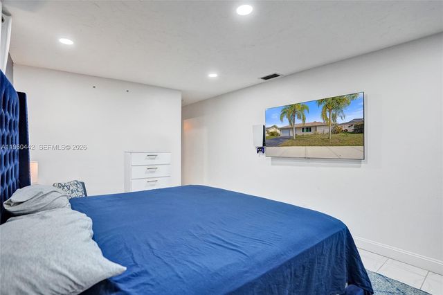 9607 NW 81st St, Tamarac, FL 33321