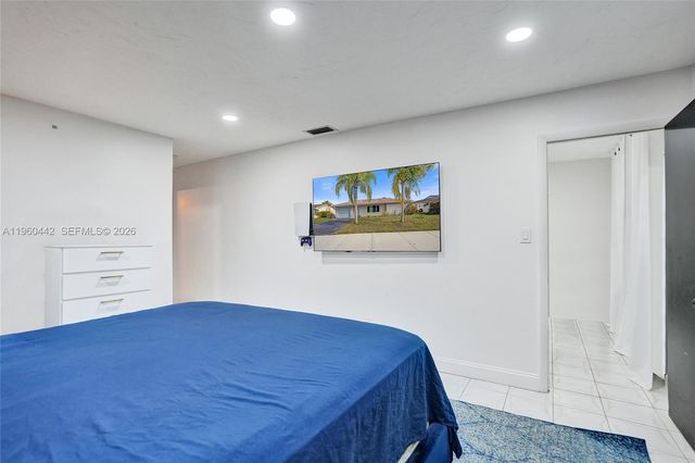 9607 NW 81st St, Tamarac, FL 33321