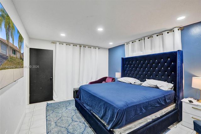 9607 NW 81st St, Tamarac, FL 33321