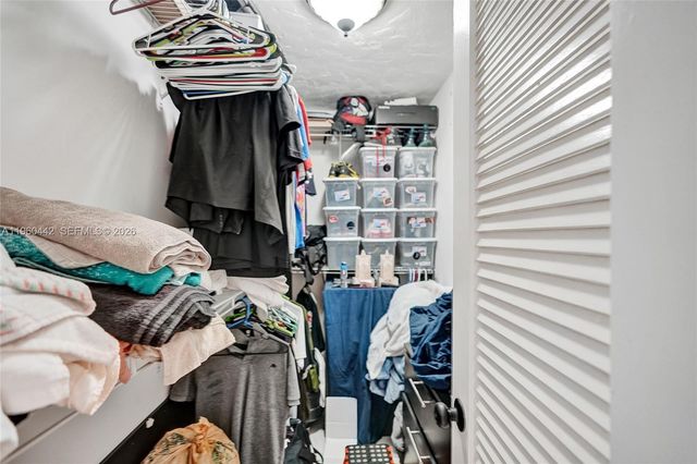 9607 NW 81st St, Tamarac, FL 33321