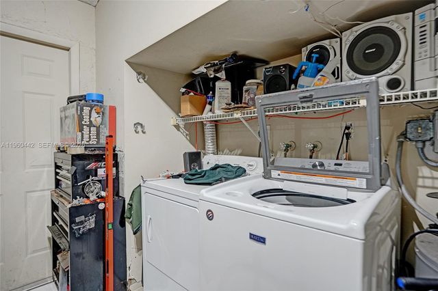 9607 NW 81st St, Tamarac, FL 33321