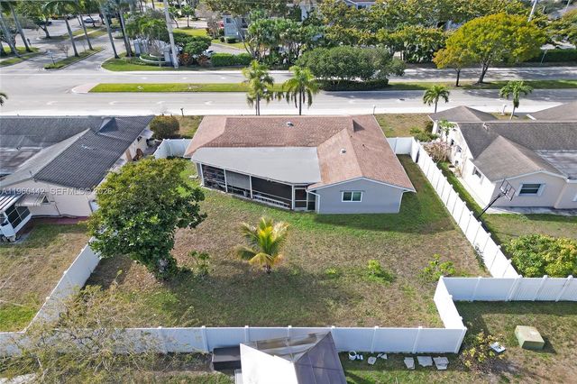 9607 NW 81st St, Tamarac, FL 33321