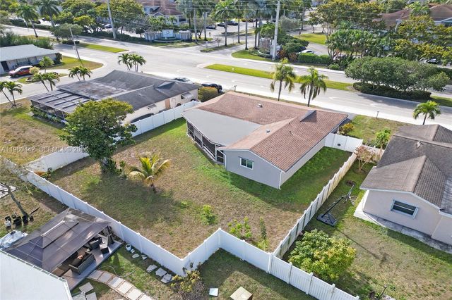 9607 NW 81st St, Tamarac, FL 33321