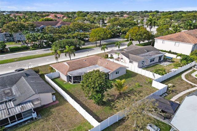 9607 NW 81st St, Tamarac, FL 33321