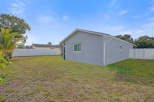 9607 NW 81st St, Tamarac, FL 33321