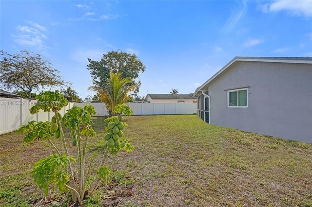 9607 NW 81st St, Tamarac, FL 33321