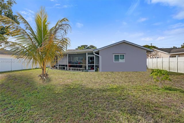 9607 NW 81st St, Tamarac, FL 33321