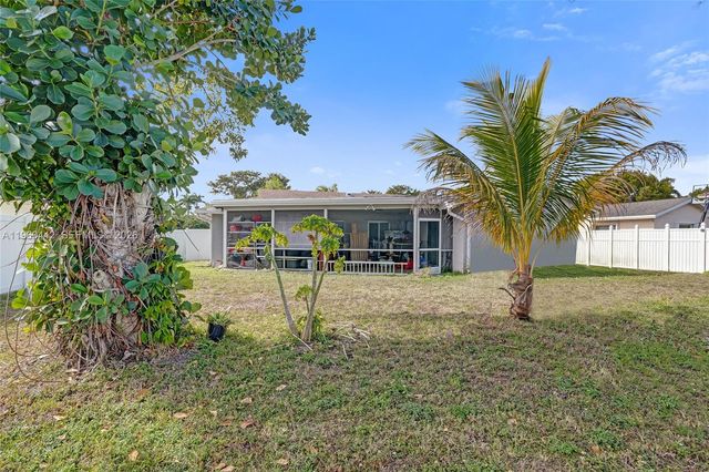 9607 NW 81st St, Tamarac, FL 33321