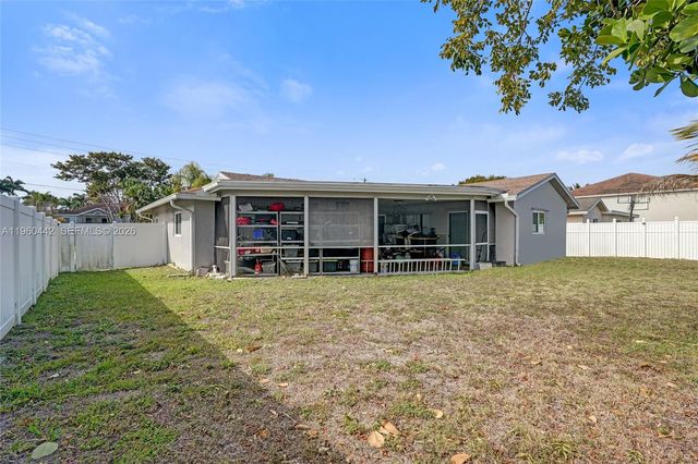 9607 NW 81st St, Tamarac, FL 33321
