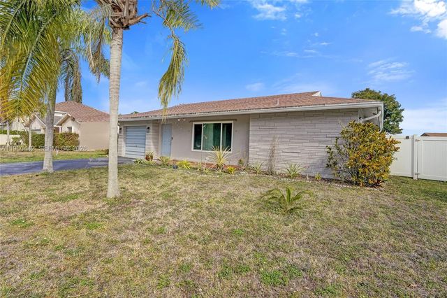 9607 NW 81st St, Tamarac, FL 33321