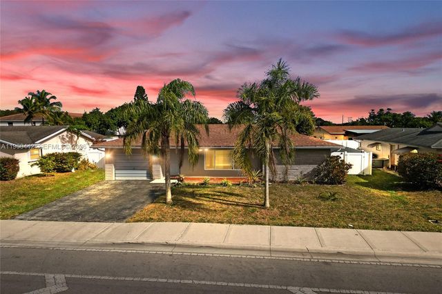 9607 NW 81st St, Tamarac, FL 33321