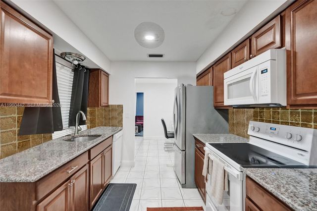 9607 NW 81st St, Tamarac, FL 33321