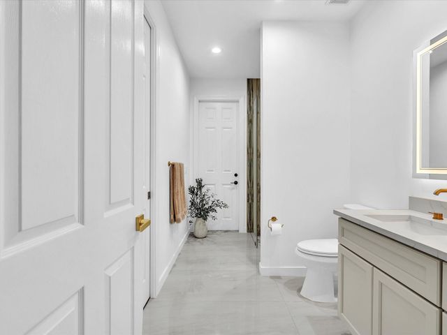 6806 Lakeside Circle, Davie, FL 33314