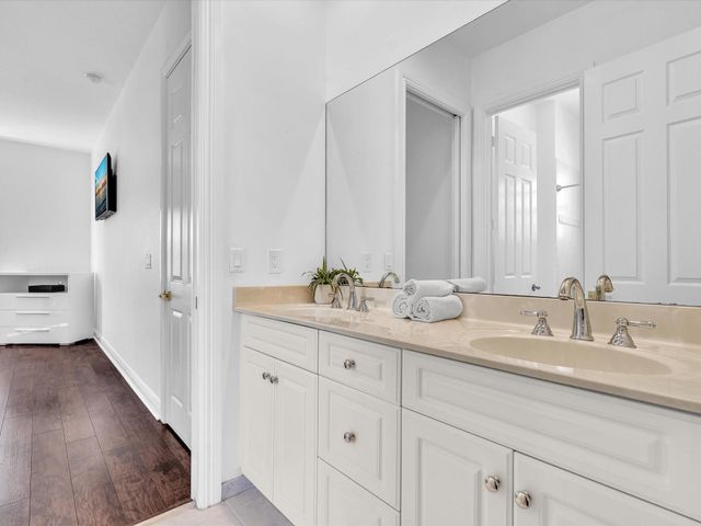 6806 Lakeside Circle, Davie, FL 33314