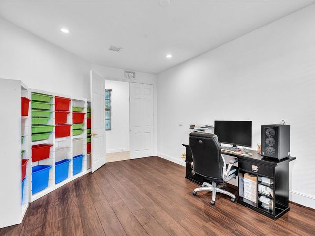 6806 Lakeside Circle, Davie, FL 33314