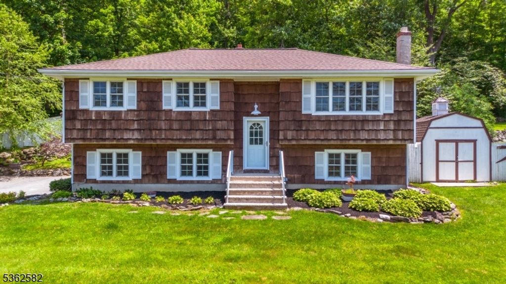 1 Hemlock Dr, Franklin Boro, NJ 07416