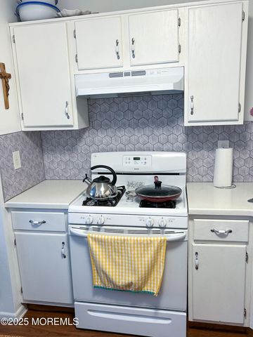 9 Chatham Square 109, Parlin, NJ 08859