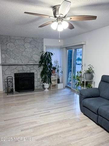 9 Chatham Square 109, Parlin, NJ 08859