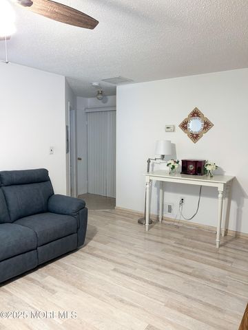 9 Chatham Square 109, Parlin, NJ 08859