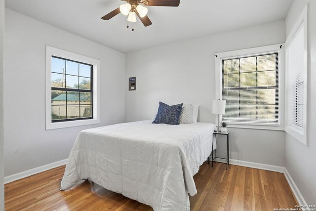 402 Mockingbird, Devine, TX 78016