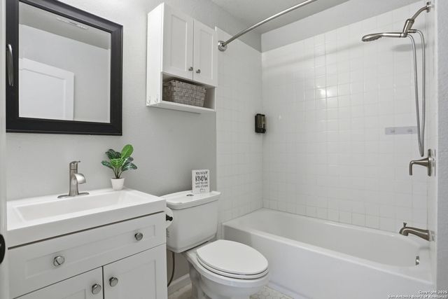 402 Mockingbird, Devine, TX 78016