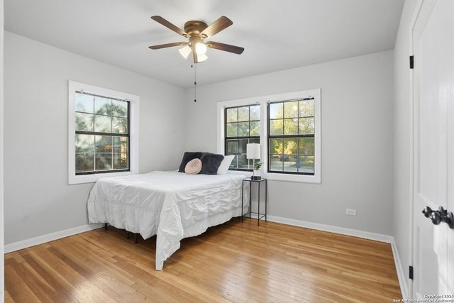 402 Mockingbird, Devine, TX 78016