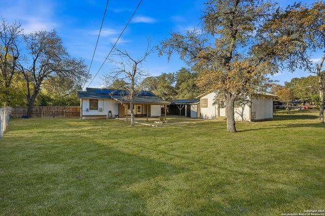 402 Mockingbird, Devine, TX 78016