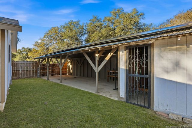 402 Mockingbird, Devine, TX 78016