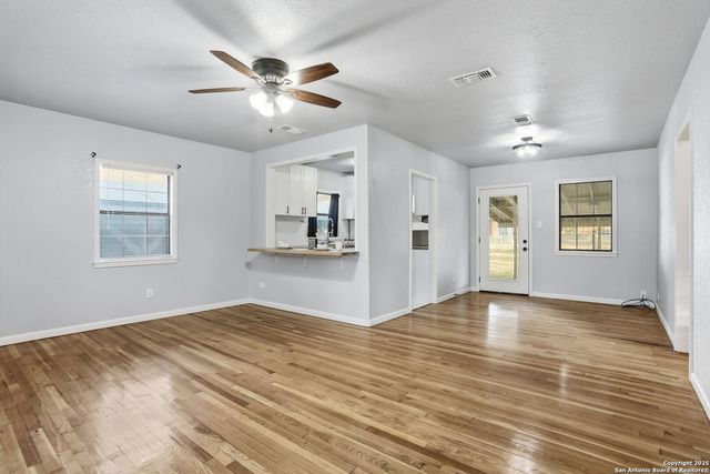 402 Mockingbird, Devine, TX 78016