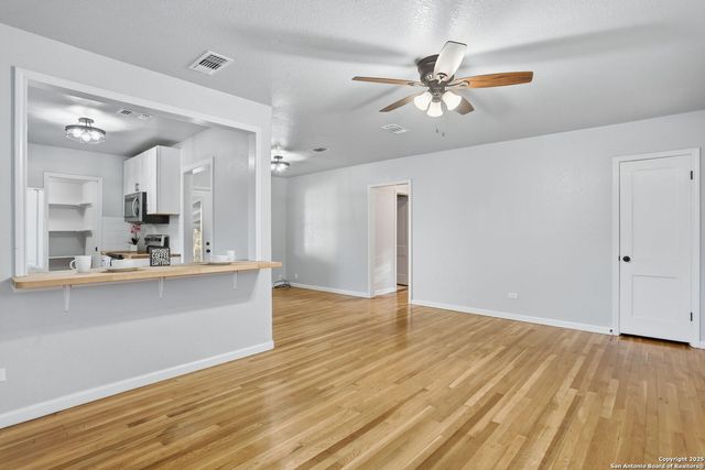 402 Mockingbird, Devine, TX 78016