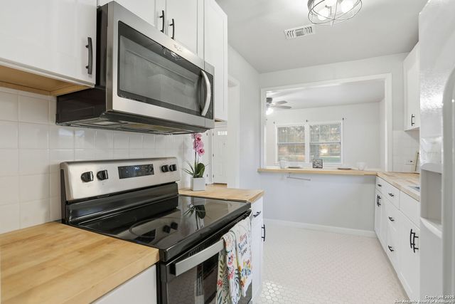 402 Mockingbird, Devine, TX 78016