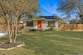 402 Mockingbird, Devine, TX 78016