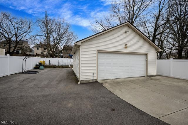 942 E Archwood Avenue, Akron, OH 44306