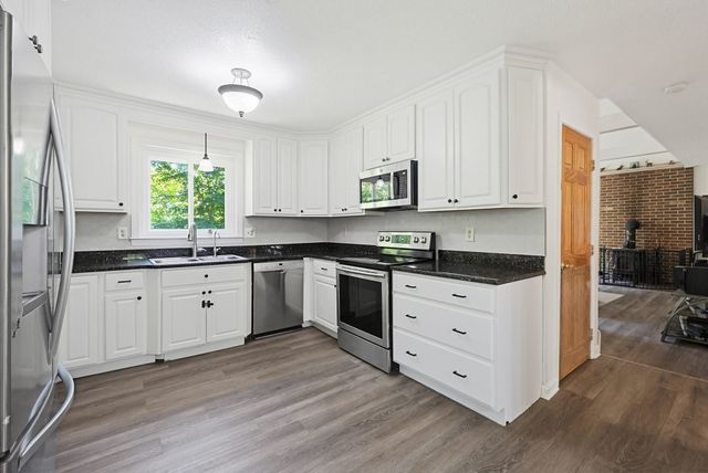 14 Terra Ln, Hudson, NH 03051