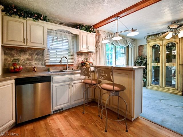 100 Blossom Lane, Niles, OH 44446