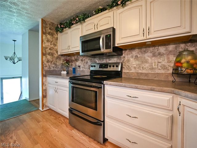 100 Blossom Lane, Niles, OH 44446