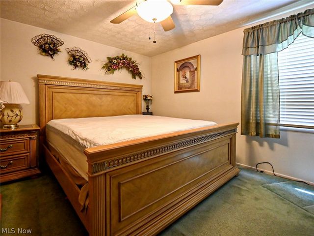 100 Blossom Lane, Niles, OH 44446
