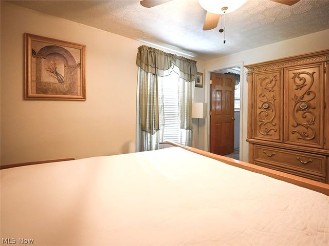 100 Blossom Lane, Niles, OH 44446